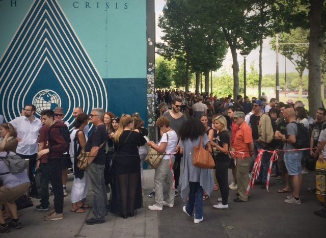 Shepard Fairey - opening queue at Earth Crisis exhibition in Paris, Sommer 2016